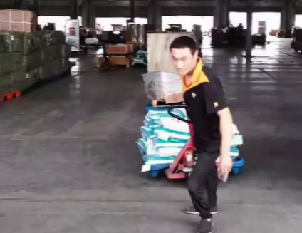 條件差的地面，該怎么使用手動(dòng)液壓搬運(yùn)車