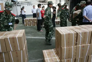 成捆高考試卷太重，印刷廠職工使用手動液壓搬運車更省力
