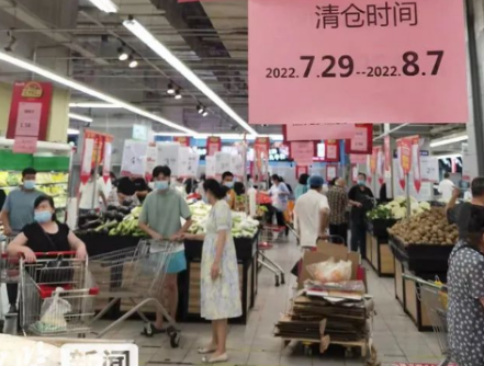 石家莊兩大知名連鎖超市撤店，店員用液壓搬運車搬運貨柜