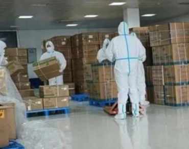 為保供，消防員利用手動液壓搬運車調(diào)運物資